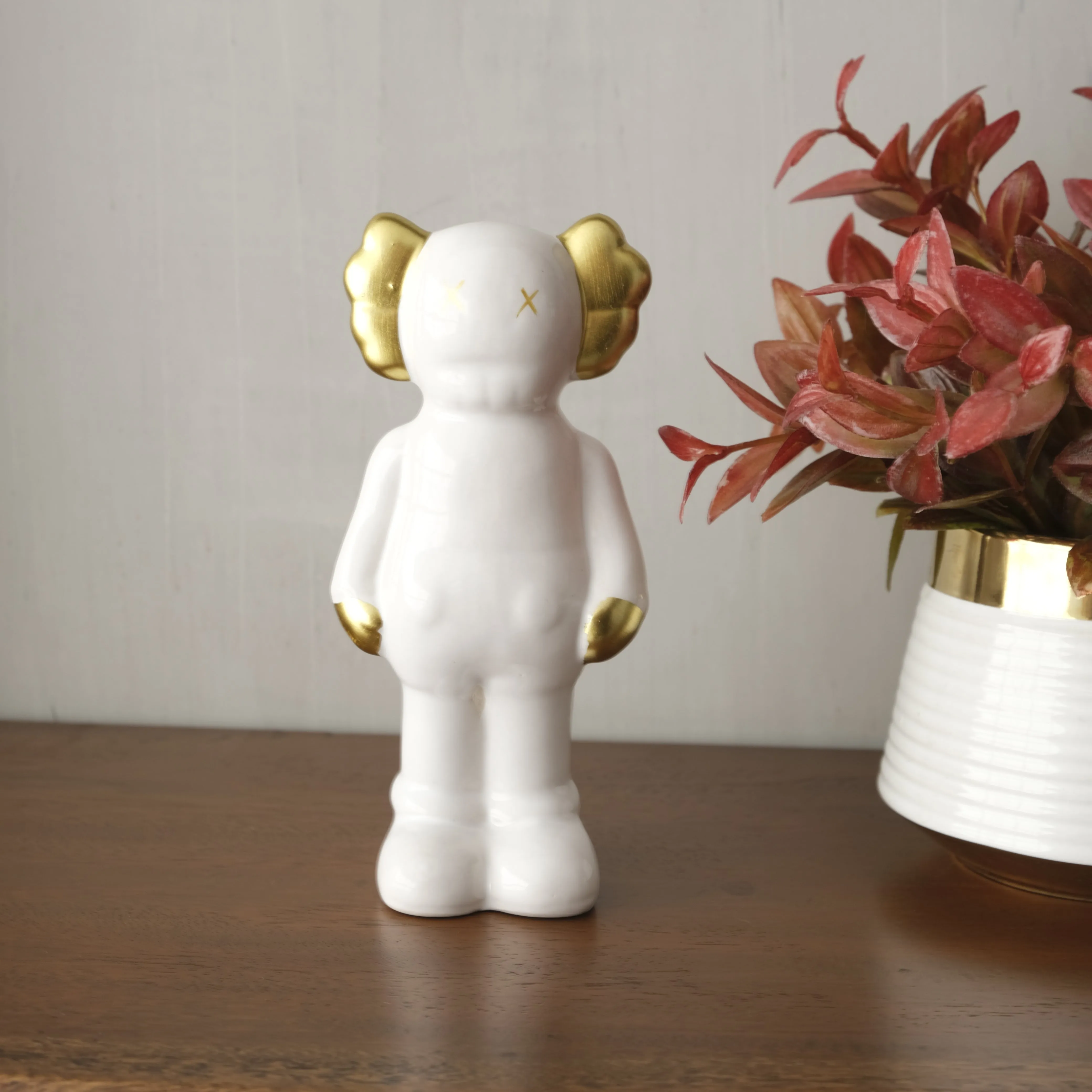 Kaws Decorativo Blanco Con Dorado En Ceramica Lafe