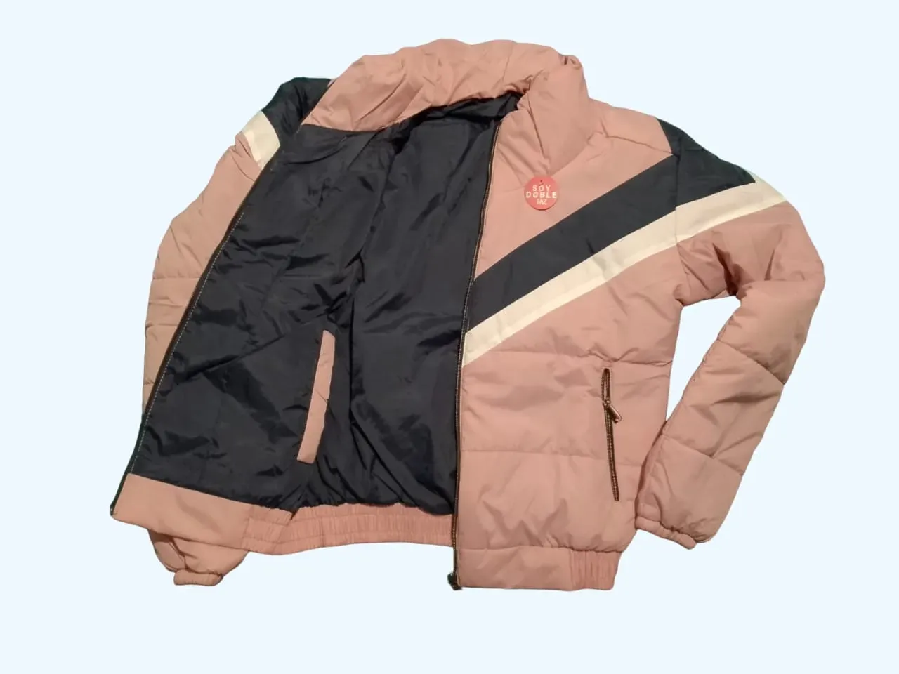 chaqueta de dama color rosa con franjas negras talla L 