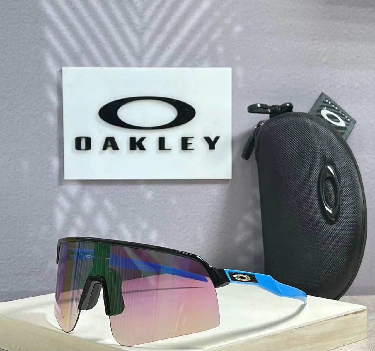 Gafas de Sol Oakley Sutro al aire 