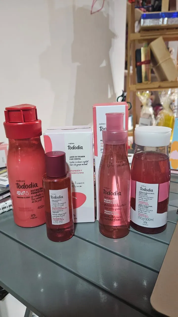 Natura Kit Tododia Frambuesa y Pimienta Rosa/Roja: Crema Hidratante Frambuesa y Pimienta Roja 400ml, Splash Frambuesa y Pimienta Rosa 200ml, Jabones en barra Frambuesa y Pimienta Rosa por 5 unidades, Jabon liquido Frambuesa y Pimienta Rosa 300ml y Óleo Bifasico Corporal Frambuesa y Pimienta Roja 120ml.