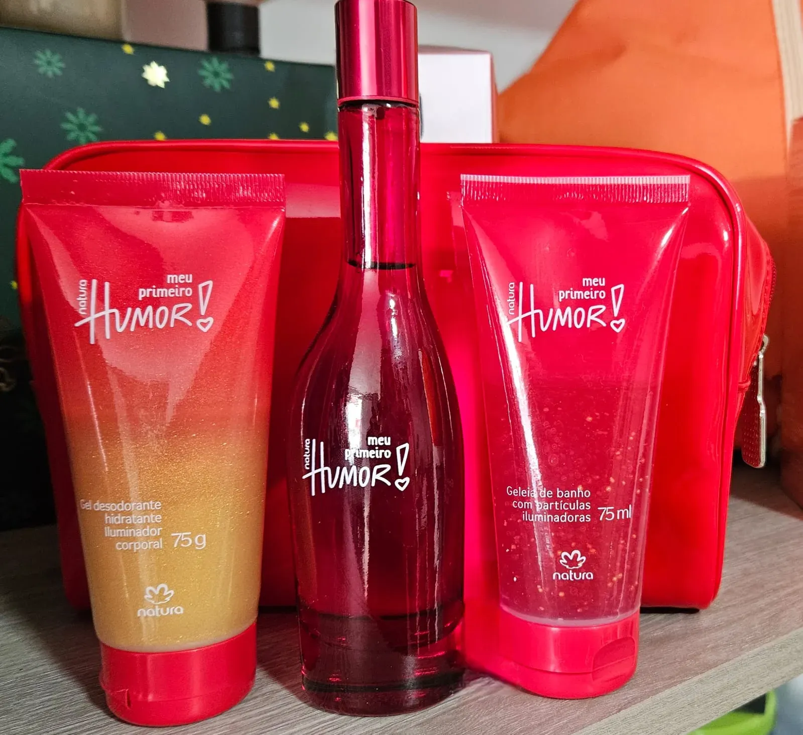 Natura Kit de Regalo Humor Meu Primeiro Mujer: Perfume mujer 75ml, Crema Hidratante Iluminador 75g, Gel de Baño con particulas iluminadoras 75g y Cosmetiquera Roja.