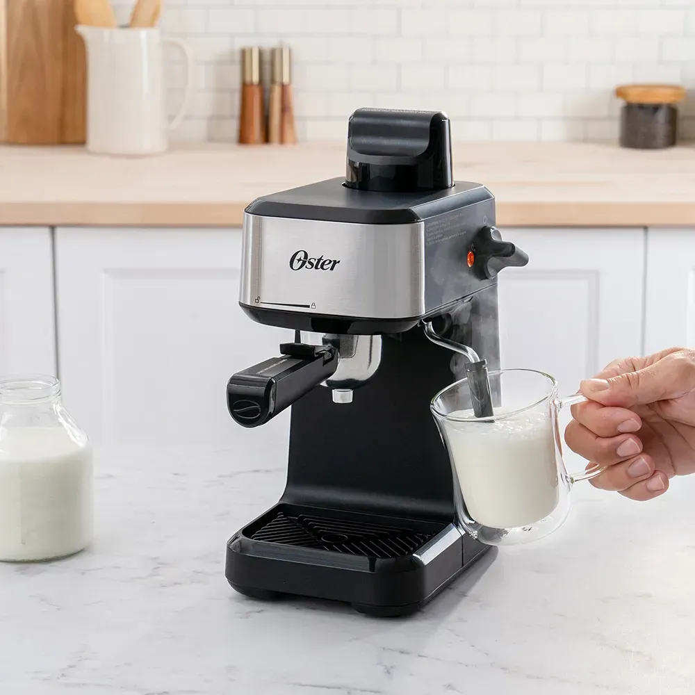 Cafetera Espresso Oster Con Capacidad De 4 Tazas BVSTEM3300