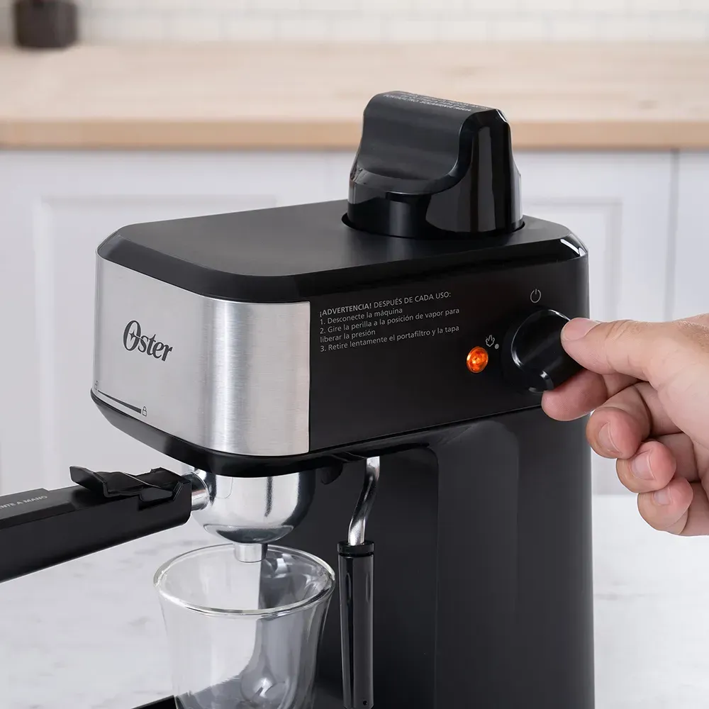 Cafetera Espresso Oster Con Capacidad De 4 Tazas BVSTEM3300