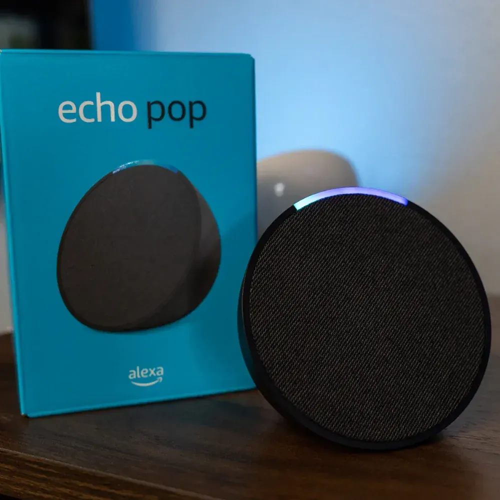 Combo Asistente Alexa Echo Pop Bombillo Interruptor Enchufes