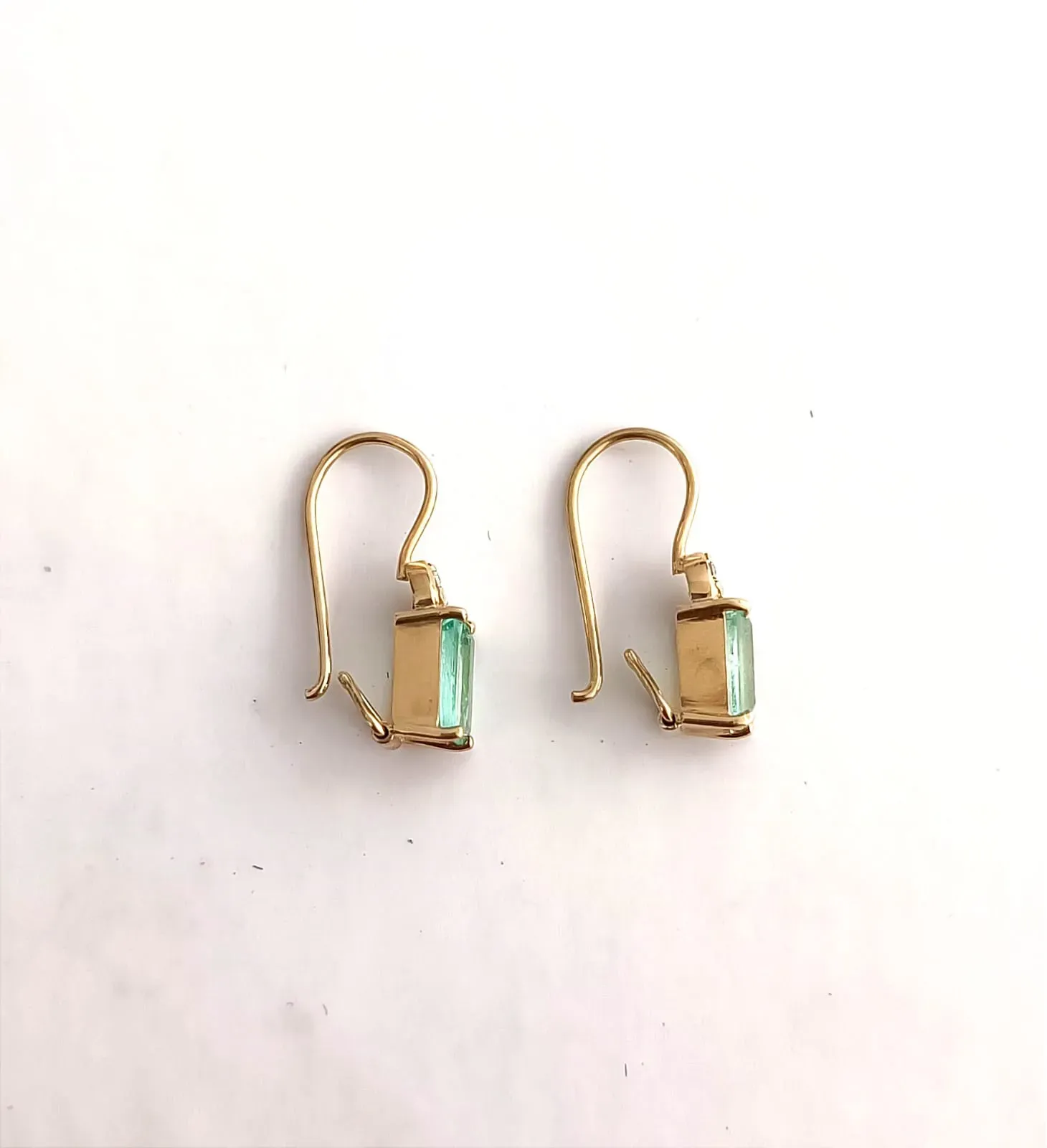 Aretes en oro 18k con diamante y esmeralda  colombiana 