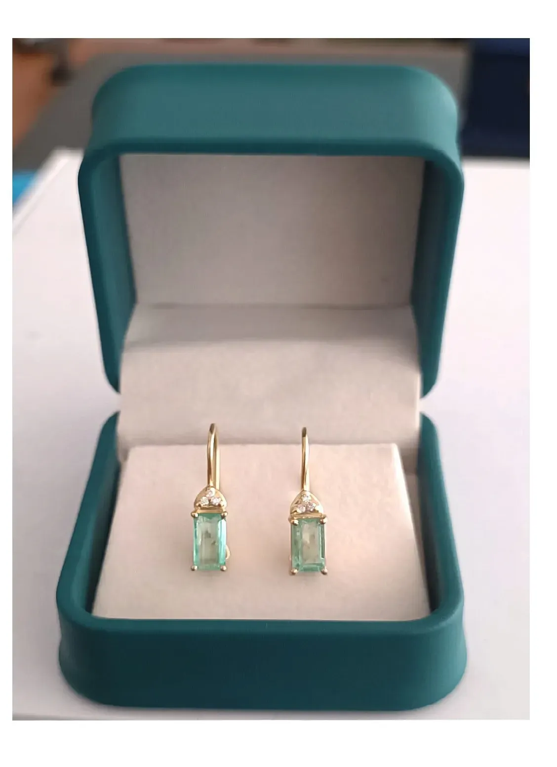 Aretes en oro 18k con diamante y esmeralda  colombiana 