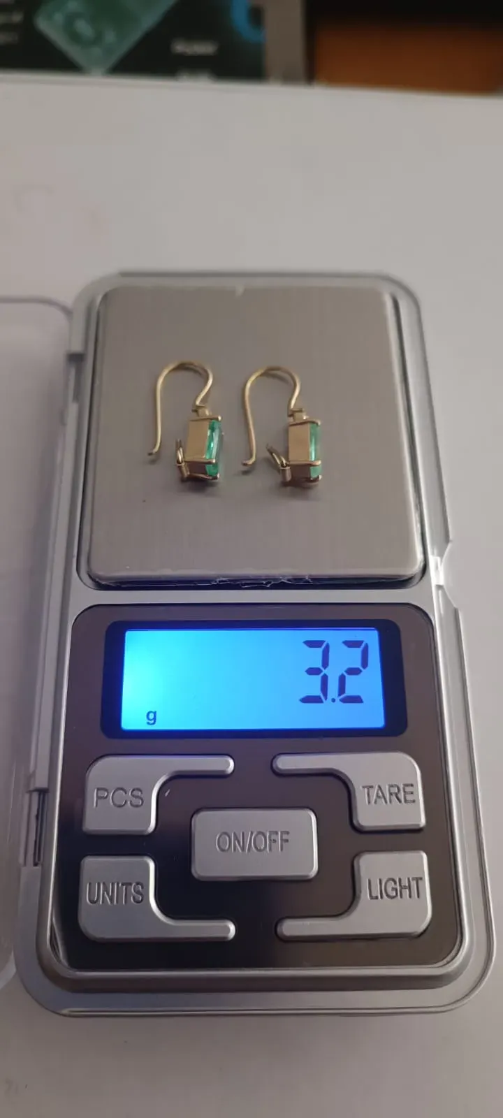 Aretes en oro 18k con diamante y esmeralda  colombiana 