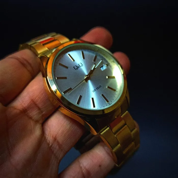 Reloj Para Hombre Q&q A484j001y Dorado Acero + Estuche