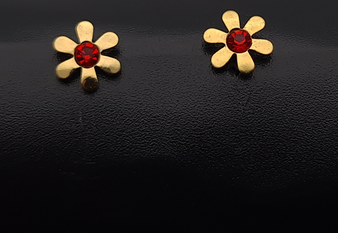 Aretes Flor Roja De Enroscar Acero