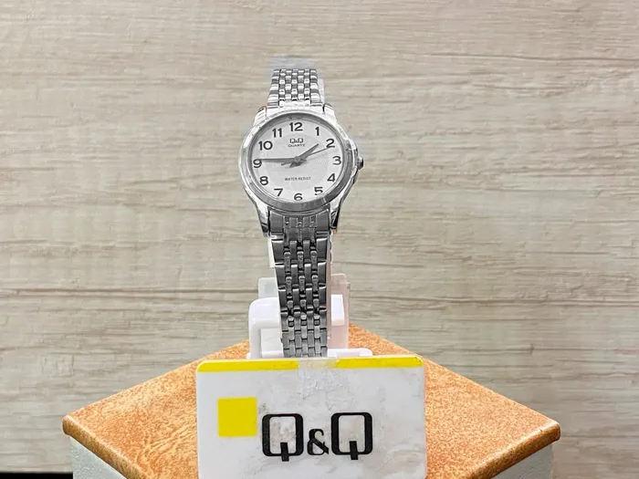 Reloj Q&q Qyq Q423j204y Acero Plateado Mujer Dama + Estuche