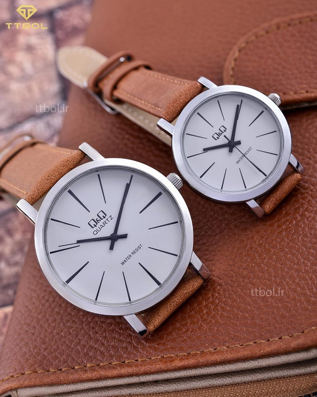 Relojes Pareja Duo Qyq Cuero Quartz Q&q Q892j422 Marron Fondo Blanco + Estuche