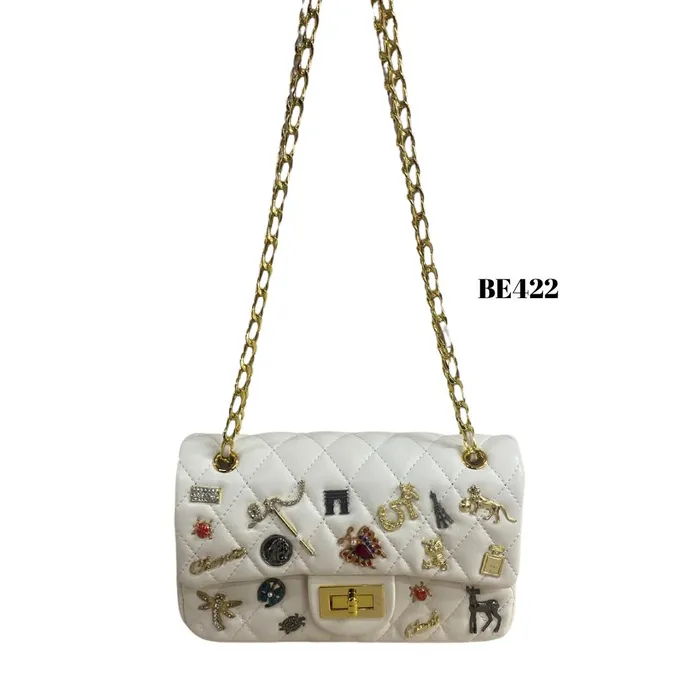 Bolso blanco detalles apliques dorados BE422