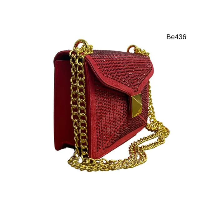 Bolso rojo apliques brillantes detalle cadena dorada BE436