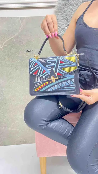 Bolso Negro Detalles Colores BE203