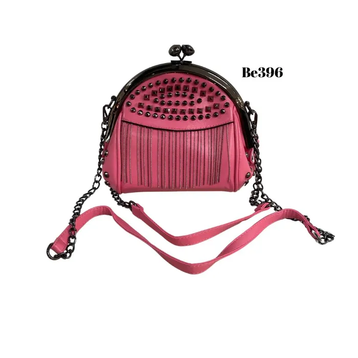 Bolso rosa apliques y cadenas plateadas BE396