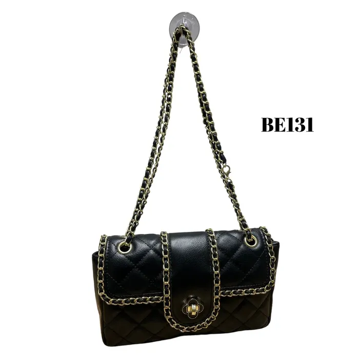 Bolso Negro Aplique Cadena Dorada BE131