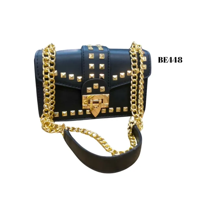 Bolso negro apliques cadena dorado BE448