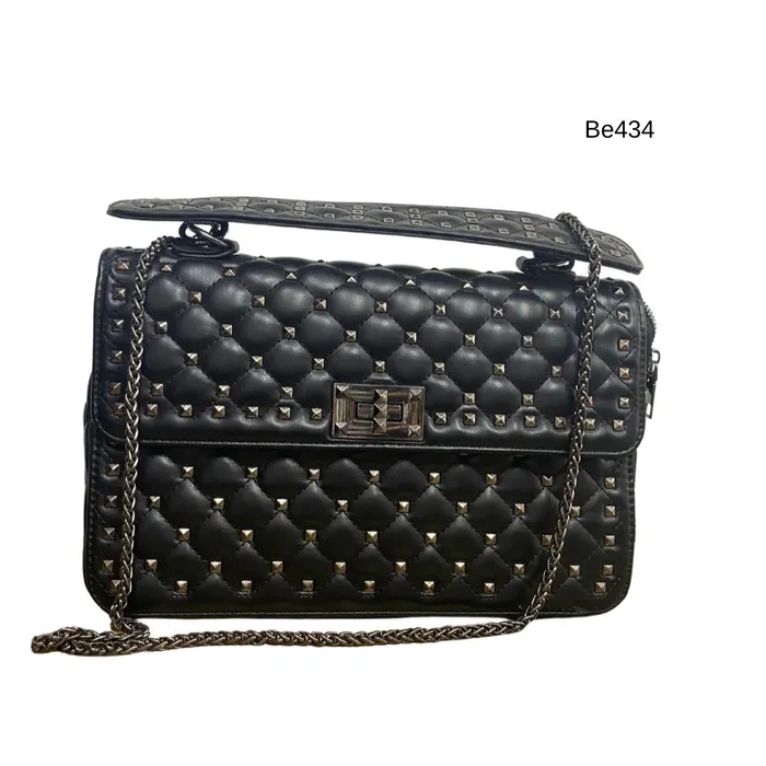 Bolso textura negro apliques cadena plomo BE434