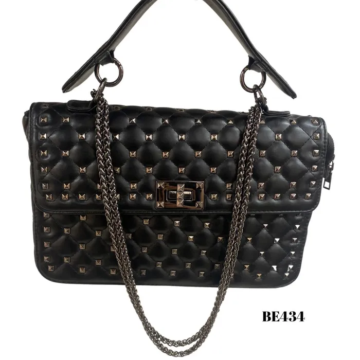 Bolso textura negro apliques cadena plomo BE434