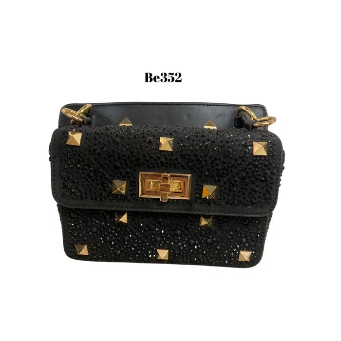 Bolso negro apliques brillantes detalles cadena dorada BE352