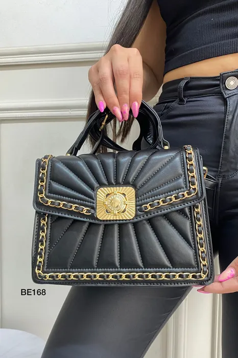 bolso negro aplique cadena dorada be168