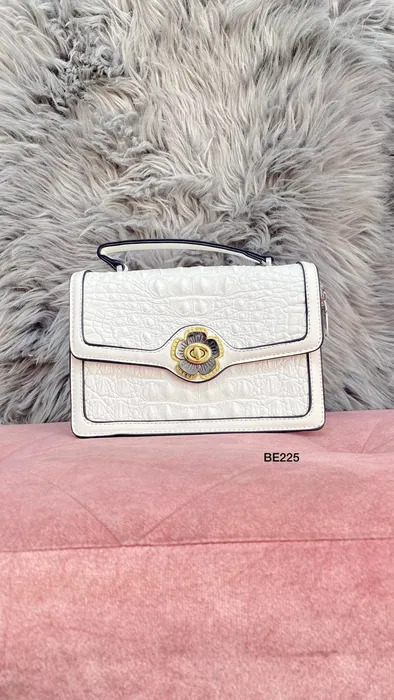 Bolso blanco textura aplique flor BE225