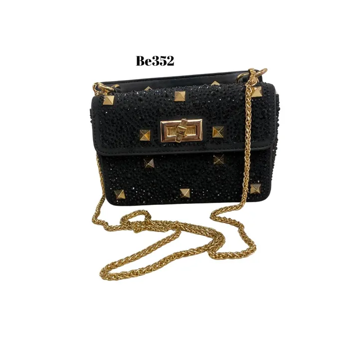 Bolso negro apliques brillantes detalles cadena dorada BE352