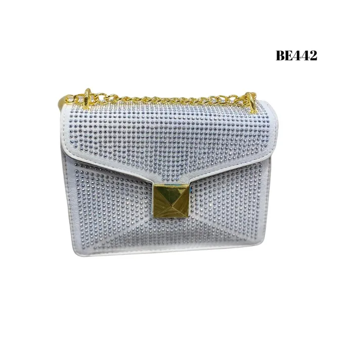 Bolso blanco apliques plateados detalle cadena dorada BE442