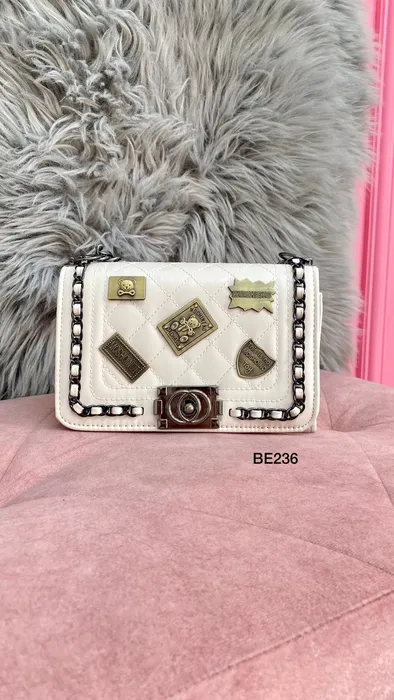 Bolso blanco apliques dorado cadena plomo BE236