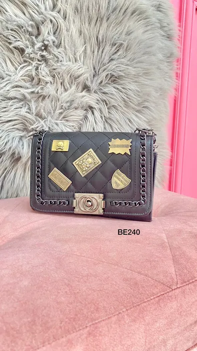 Bolso negro apliques dorado cadena plomo BE240