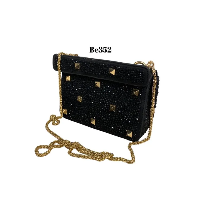 Bolso negro apliques brillantes detalles cadena dorada BE352