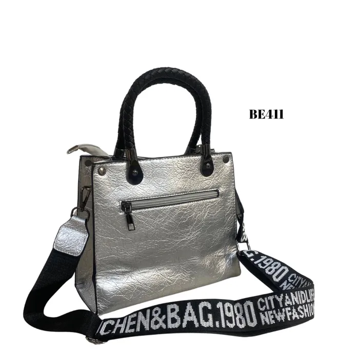 Bolso Plateado Detalles Negros BE411