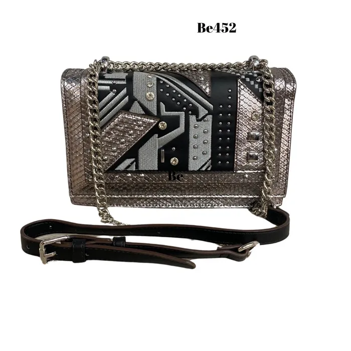 Bolso negro detalles plateados apliques BE452