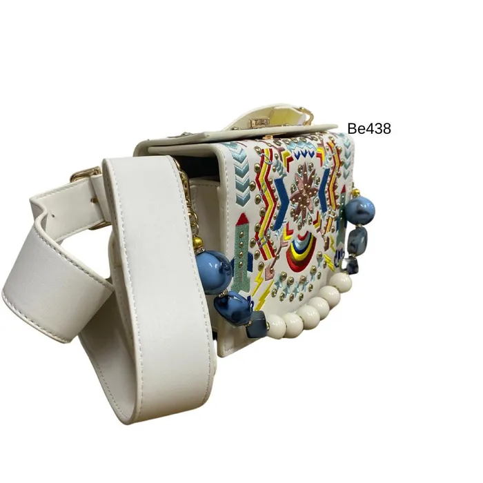 Bolso blanco apliques dorados detalles colores BE438