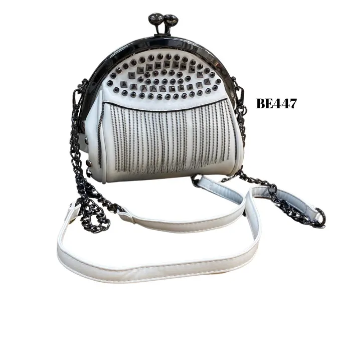 Bolso blanco apliques y cadenas plateadas BE447