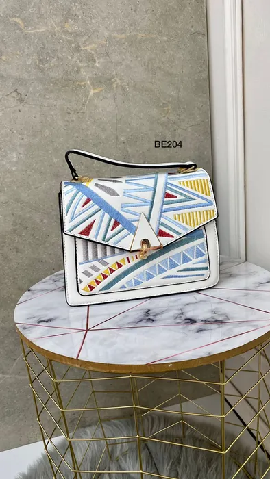 Bolso Blanco Detalles Colores BE204