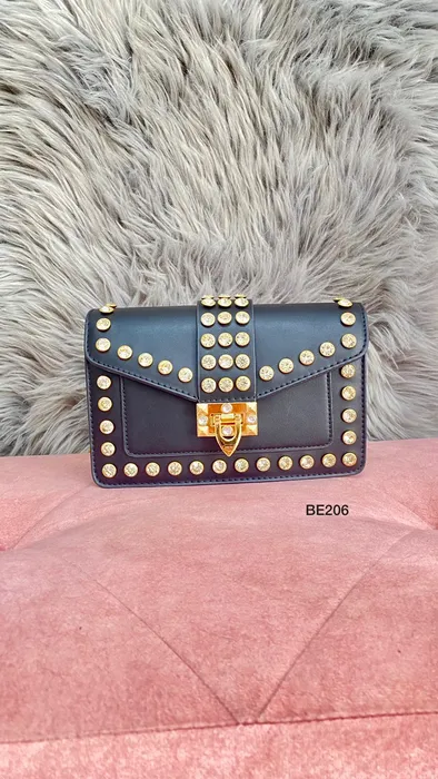 Bolso Negro Apliques Dorados Piedras BE206