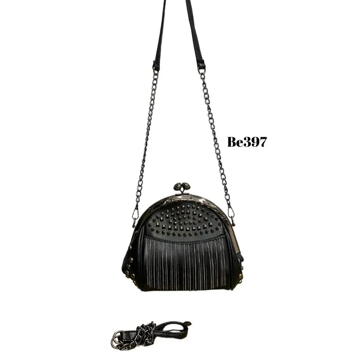 Bolso negro apliques y cadenas plateadas BE397