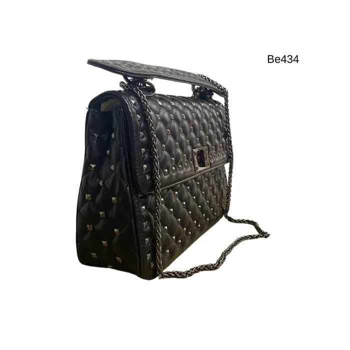 Bolso textura negro apliques cadena plomo BE434