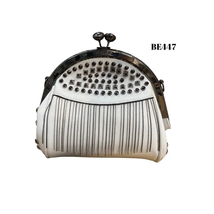 Bolso blanco apliques y cadenas plateadas BE447