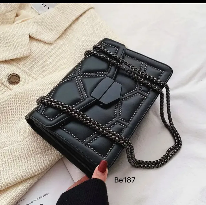 bolso negro apliques cadena plomo be187