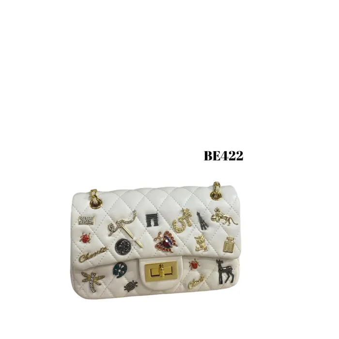 Bolso blanco detalles apliques dorados BE422