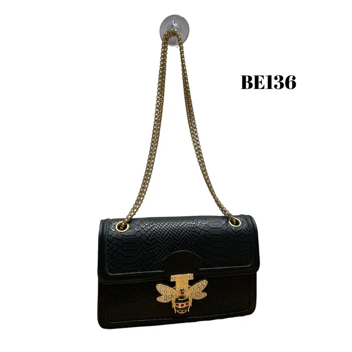 Bolso Negro Aplique Cadena Dorada BE136