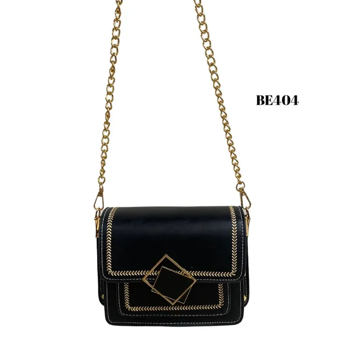 Bolso Negro Detalles Apliques Dorado BE404