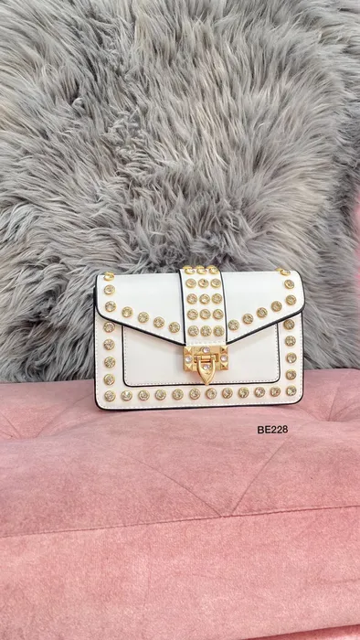 Bolso blanco apliques dorados piedras BE228