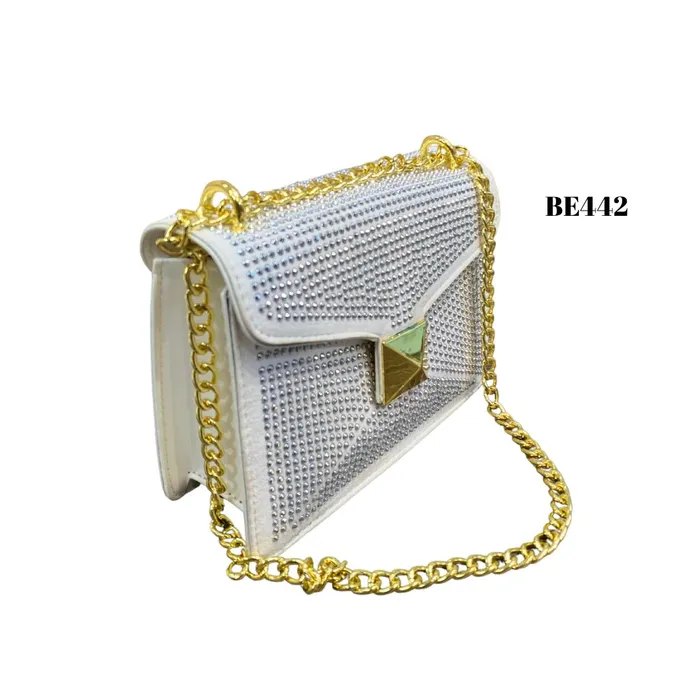 Bolso blanco apliques plateados detalle cadena dorada BE442