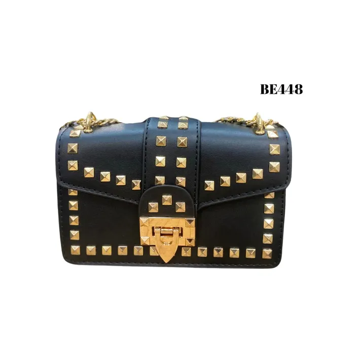 Bolso negro apliques cadena dorado BE448