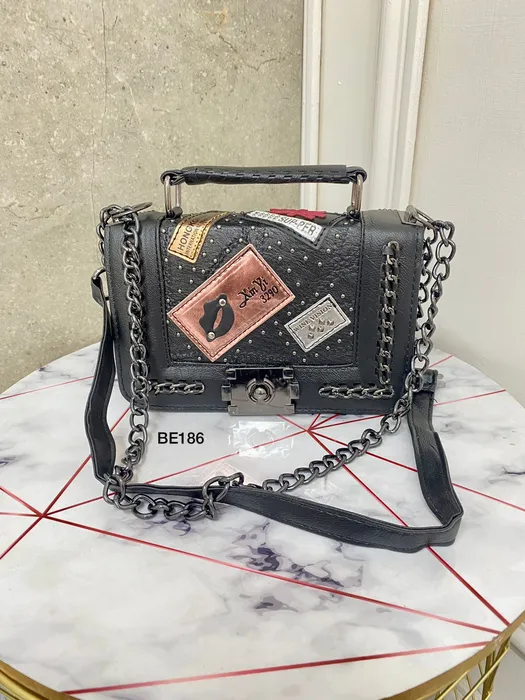 bolso negro detalles plateados be186