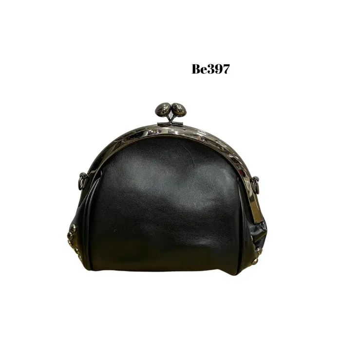 Bolso negro apliques y cadenas plateadas BE397