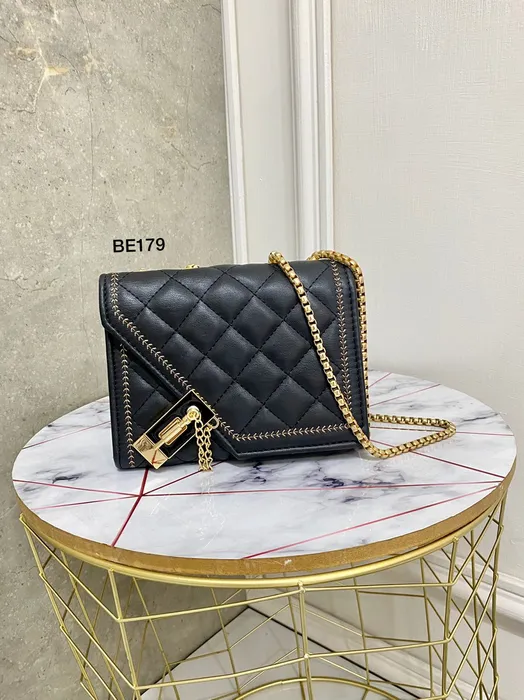 bolso negro apliques cadena dorada be179